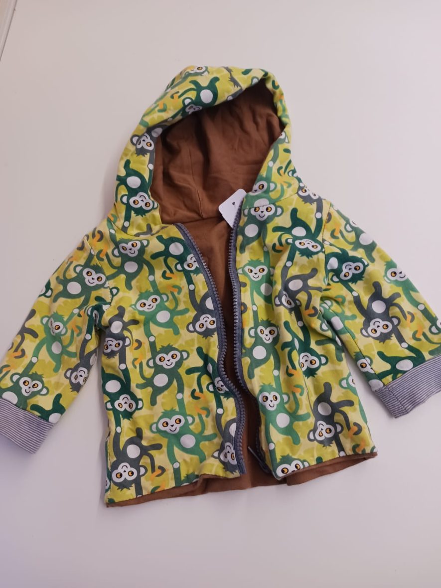 selbstgenähte Kinderjacke mit Affenmuster
